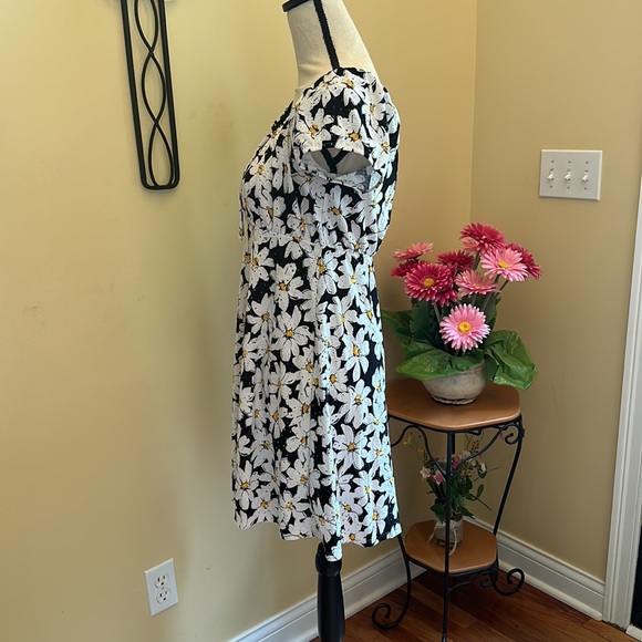 Adorable daisy sundress - Picture 3 of 7
